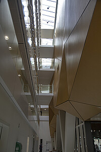 Dès l'entrée du Cardo, le regard est happé par la vue en contre-plongée de la sculpture de Christelle Familiari. (© C.Schröder/Unistra)