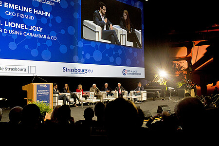 Mathieu Vidard (à droite), animateur sur France Inter, a ensuite orchestré le dialogue entre les trois Nobel et les entrepreneurs du territoire qui les ont rejoints sur scène. 
