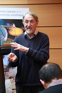 Martin Karplus répondant à un journaliste