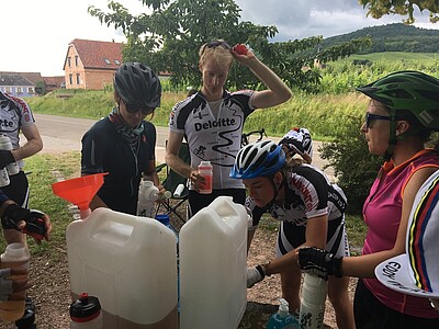 Les "sprinterstop" sont l'occasion de remplir les gourdes après deux heures d'efforts