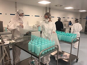 Des étudiants volontaires de la Faculté de pharmacie préparent de la solution hydro-alcoolique sous la responsabilité des pharmaciens des Hôpitaux universitaires de Strasbourg (HUS),  mise à disposition de ces derniers et de l'Institut de cancérologie (ICANS).