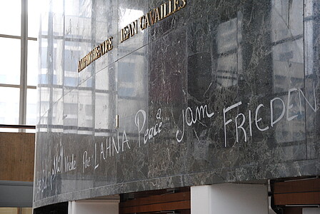 Des messages de paix sur l'amphithéâtre Cavaillès, au Patio, réalisés dans le cadre d'une performance artistique intitulée "InSitu"