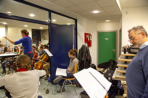 Lors d'une répétition des musiciens et des  choristes, mardi 19 novembre, dans la salle des  fêtes de l'église Saint-Paul. Gualtiero Dazzi est  à droite.