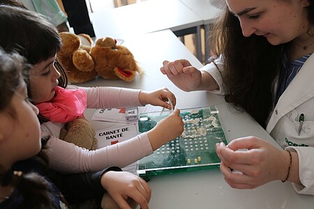 Ils peuvent même apprendre à faire certains médicaments eux-mêmes ! Photo © Catherine Schröder - Unistra