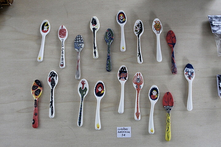 Cuillères en porcelaine décorées une à une par chacun des étudiants du collectif.