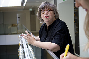 L'artiste Christelle Familiari devant son œuvre, au Cardo. (© C.Schröder/Unistra)