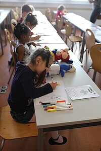 Comme chez le médecin, les enfants patientent avec leurs doudous en salle d’attente. Photo © Catherine Schröder - Unistra