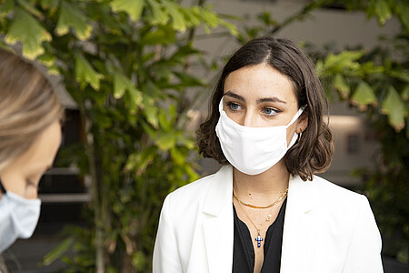 Marie-Lou Serna, étudiante en droit, remporte le premier prix en langue française.