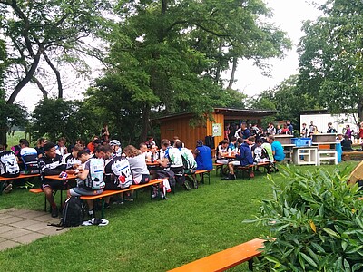 Chaque midi, un repas chaud leur est préparé par des bénévoles aux petits soins, toujours dans la bonne humeur et en musique !