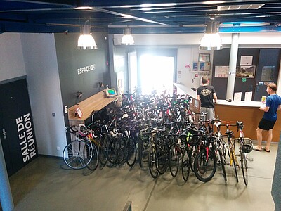 Les vélos envahissent le hall de l'auberge de jeunesse