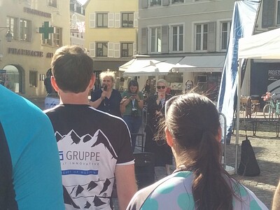 La vice-présidente vie étudiante ainsi que la maire de la ville y prononcent un discours d'accueil