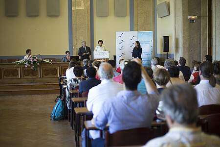La cérémonie de remise des prix de thèse a eu lieu le matin.