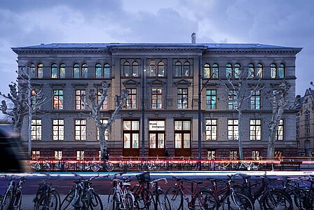 Atrium de la biodiversité, expositions semi-permanente, couleurs choisies par les artistes renvoient l'image d'un musée dynamique. DR