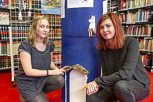Yuna Oger et Karoliina Nyberg devant la maison bleue des Moomins, qu'elles ont construite pour les besoins de leur exposition. Crédit photo : C. Schröder