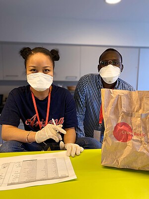 Tatamo et Christopher lors d'une distribution de  paniers du Crous dans leur résidence.