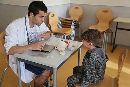 Lors du diagnostic, poids et taille des nounours sont consignés dans leur carnet de santé. Photo © Catherine Schröder - Unistra