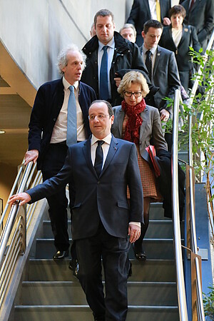 Francçois Hollande dans le bâtiment Isis