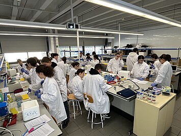 Photo d'ensemble des étudiants en cours de travaux pratiques