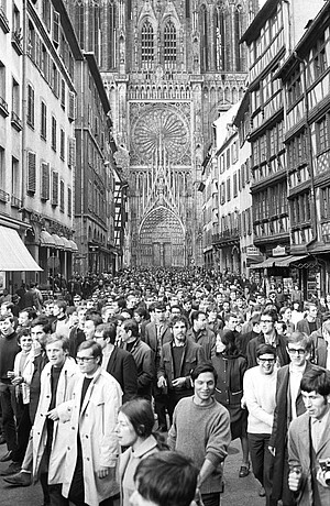 Cortège de manifestant devant la cathédrale. Crédit : Photos Europ Flash/Alfred Haeffele