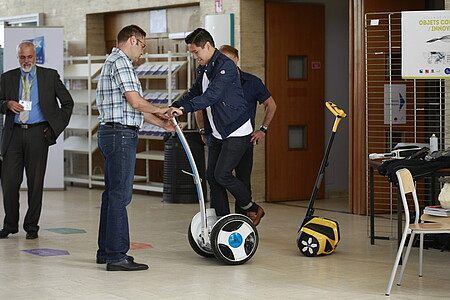 Une trentaine de stands y étaient installés, en majeure partie par des entreprises venues présenter leurs produits aux dirigeants du monde de l'enseignement supérieur.