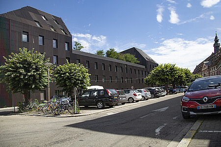 Le nouveau bâtiment du Cardo, dans l’enceinte de l’Hôpital civil, allie clarté et transparence à l’intérieur ; sobriété et teintes sombres à l’extérieur. (©C.Schröder/Unistra