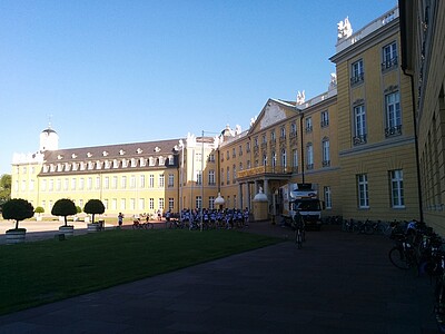 Les cyclistes se réunissent devant le château de Karlsruhe