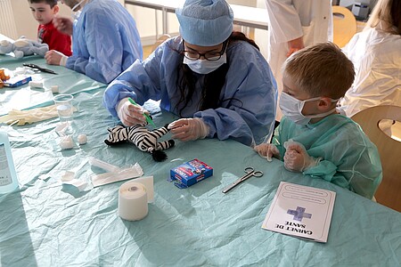 L’Hôpital des nounours permet un premier contact des enfants avec l’hôpital et ses différentes professions, mais aussi aux étudiants de deuxième et troisième année avec leurs futurs petits patients. Photo © Catherine Schröder - Unistra