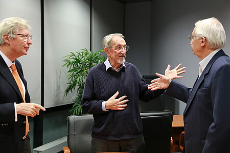Les trois prix Nobel en pleine discussion. De gauche à droite : Jules Hoffmann, Martin Karplus et Jean-Marie Lehn