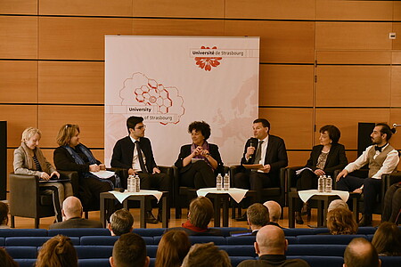 En fin de matinée, trois étudiants originaires de Syrie et de Turquie ont livré leur expérience, lors d'une table-ronde en présence de la ministre.