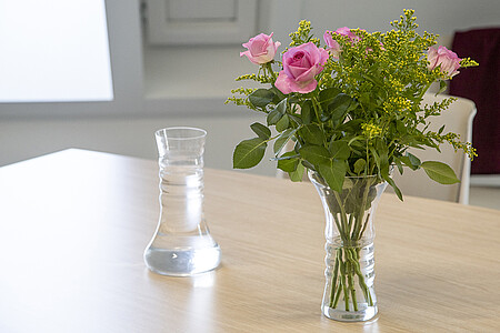 En parallèle, l'artiste a créé deux objets fonctionnels, une carafe et un vase, disséminés dans le bâtiment. (© C.Schröder/Unistra)