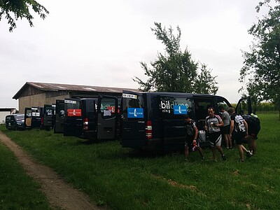 Les camionnettes Sprinter transportent le ravitaillent et les bagages des participants au tour.