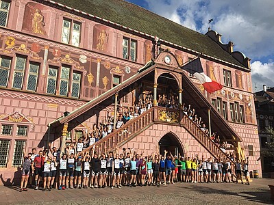 Photo souvenir place de la réunion à l'arrivée des participants à Mulhouse