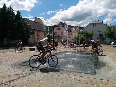 La fin d'étape, chaude, incite à une baignade cycliste improvisée !