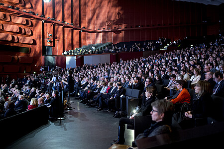 Dans un Palais de la musique et des congrès où avaient pris place 1 600 personnes.