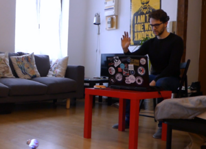 Grâce au programme qu'il a développé, Paul peut  faire avancer par la pensée son robot BB8, par  l'intermédiaire de son ordinateur.