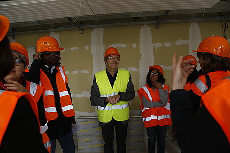 Accompagné de l’architecte et de la conceptrice technique du CRBS, Yves Larmet, vice-président en charge du patrimoine, a conduit la visite du chantier.