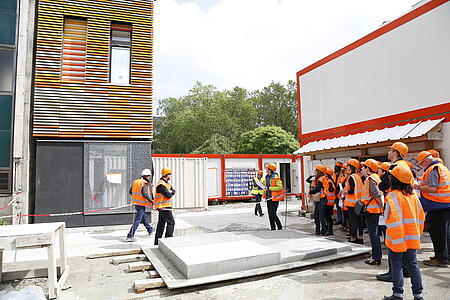 Un prototype de façade présente l'un des concepts environnementaux développés pour le bâtiment du CRBS, qui permet de créer des courants d'air en fonction des conditions climatiques.