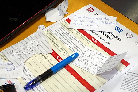 La similitude est poussée jusqu’à intégrer les petites notes manuscrites échangées entre délégués.