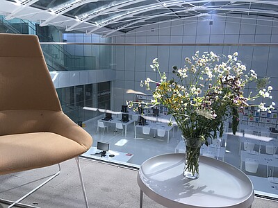 En parallèle, l'artiste a créé deux objets fonctionnels, une carafe et un vase, disséminés dans le bâtiment (ici devant la bibliothèque). (©  C. Familiari)