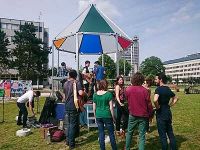 Quelle meilleure inauguration pour la forme estivale du Métakiosque d’une jam session, lundi 20 juin ?