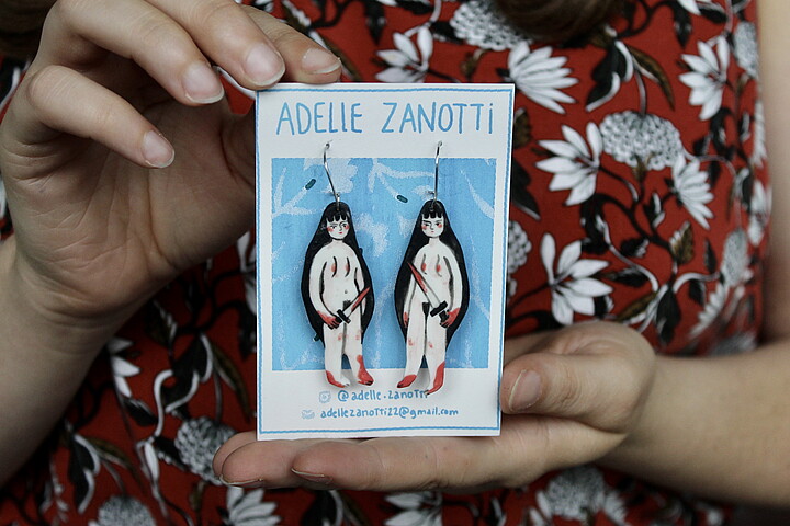 Les boucles d'oreilles de Adelle Zanotti sont en vente sur le stand.