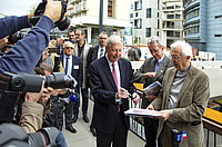 Les trois prix Nobel Jules Hoffmann (physiologie ou médecine), Jean-Pierre Sauvage (chimie) et Jean-Marie-Lehn (chimie) signent le ruban d'inauguration de l'Insectarium.