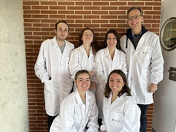 Photo de groupe des 5 étudiants de l'Unistra et de leur enseignant.