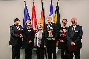Des représentants des universités membres de Bâle, Fribourg, Haute-Alsace et Strasbourg ainsi que du Karlsruher Institut für Techologie ont reçu le prix conjointement  - Crédit photo : Sandra Meyndt