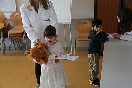 Lina, 5 ans, est soulagée : Zak a été bien soigné et repart le pied dans le plâtre, après s’être fait opérer d’une fracture. Photo © Catherine Schröder - Unistra