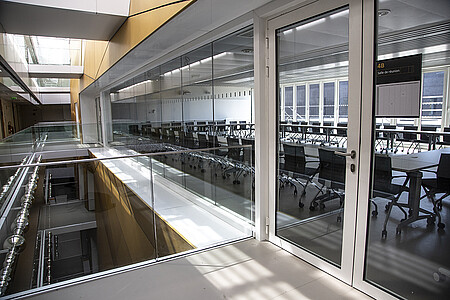 La transparence des passerelles en verre et les jeux de la lumière mettent en valeur les formes de l’œuvre. (© C. Schröder/Unistra)