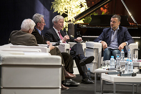 Les trois Nobel ont reconnu que les conditions sont excellentes aujourd’hui pour de jeunes chercheurs talentueux grâce aux financements européens.