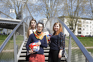 Les trois lauréates du prix Louise Weiss 2016.
De gauche à droite premier prix doté de  1000 euros : « Je suis dans le tram » - Manon Tendil