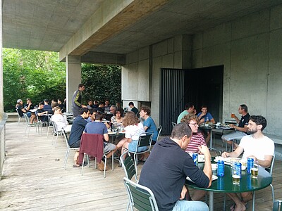 Repas sur la terrasse de l'auberge de jeunesse de Bâle...