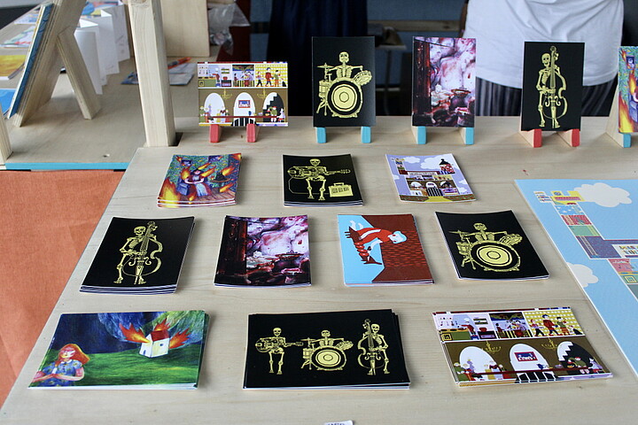 Une série de cartes postales sur le thème des Affaires sordide(s). Squelettes, maison en feu et assassinat du roi, tout y est ! 